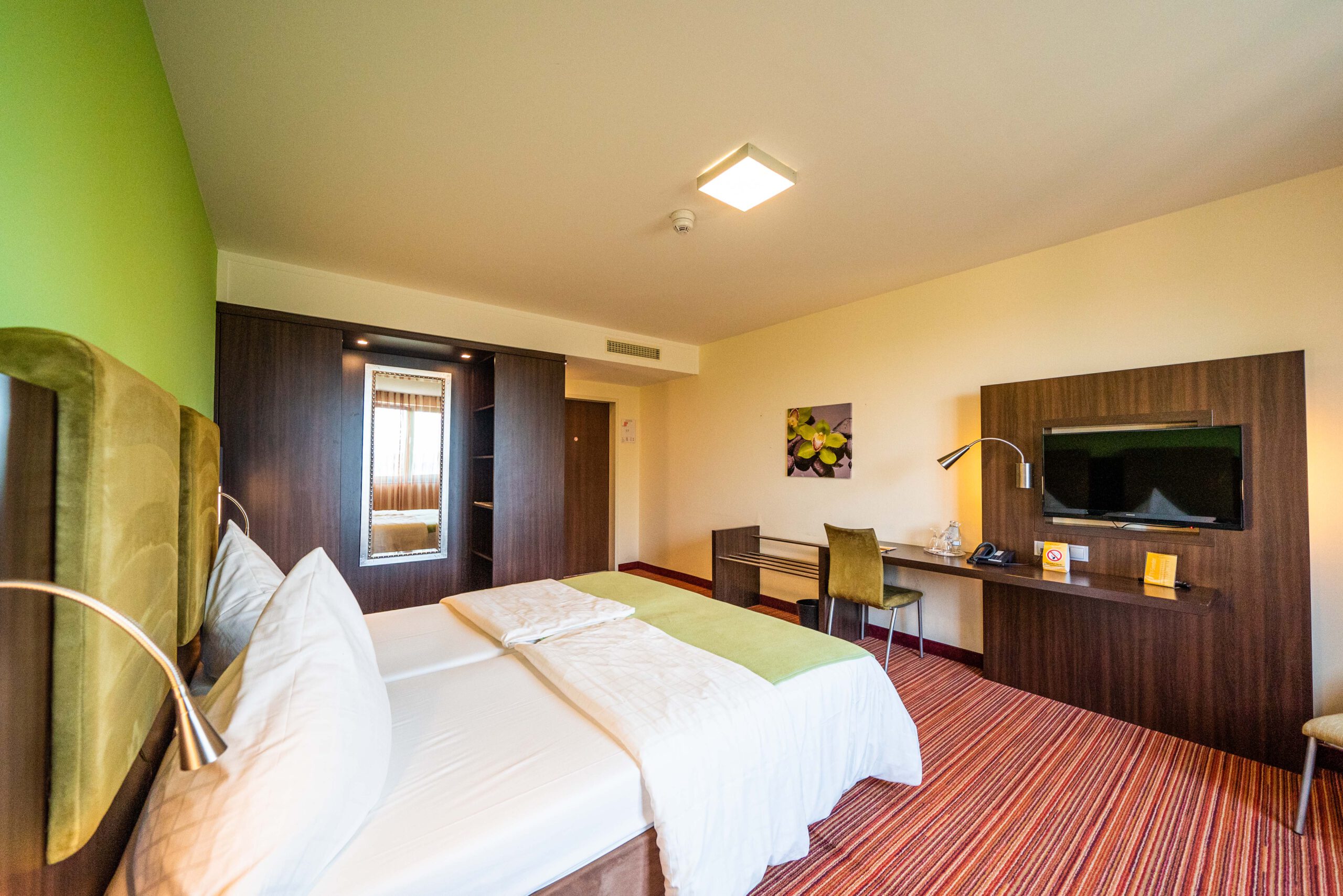 Comfortable room for business travelers Modern double room with desk and TV